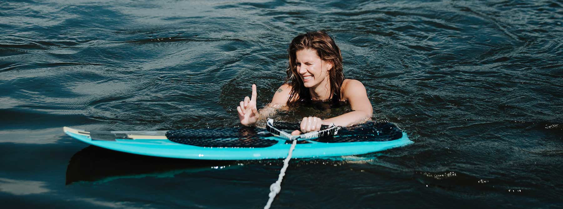 wakesurf-kneeboarding-lake